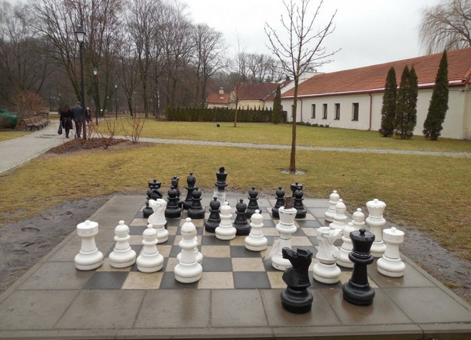 Огромная шахматная доска в саду