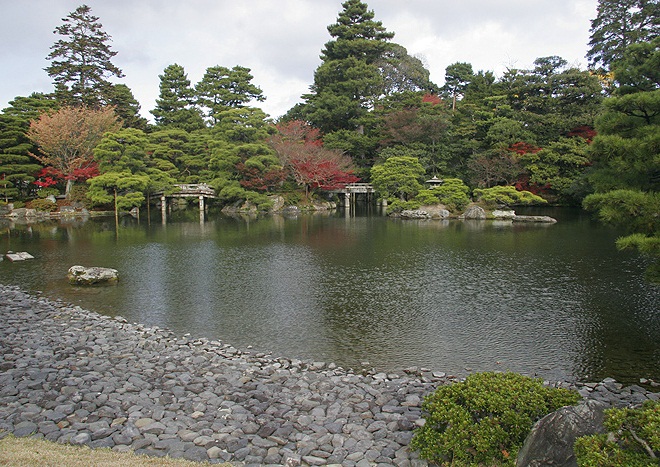 Озеро в Императорском саду Госё