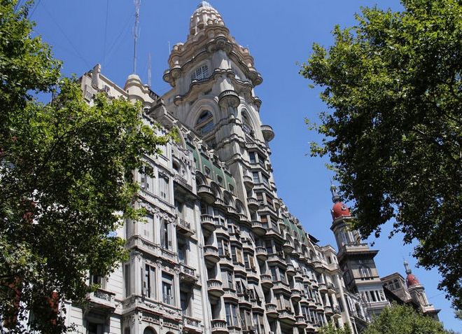 Palacio Barolo виден из всех уголков Буэнос-Айреса