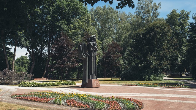 Памятник Чюрленису с другого ракурса