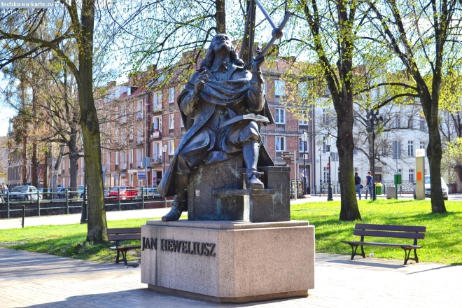 Памятник Гевелию стоит перед входом в ратушу
