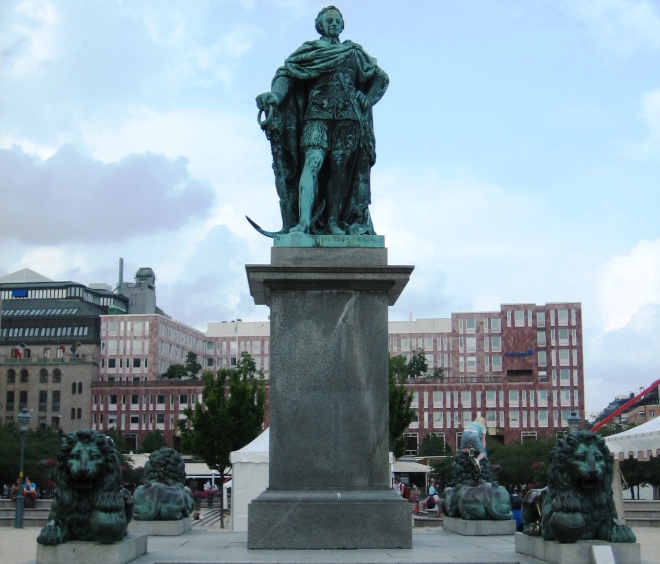Памятник Карлу XIII