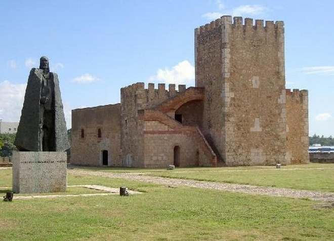 Памятник командору форта Гонсало Фернандесу