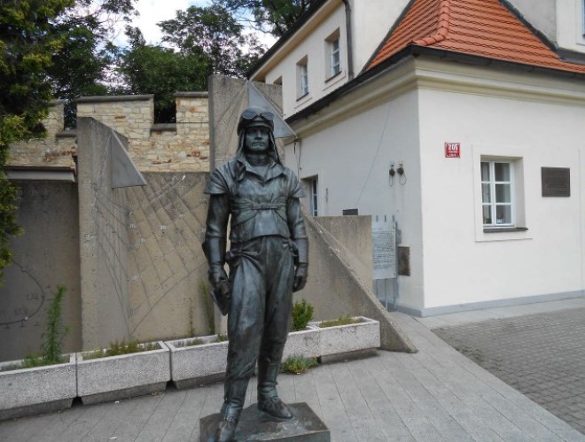 Памятник Милану Штефанику около входа в обсерваторию