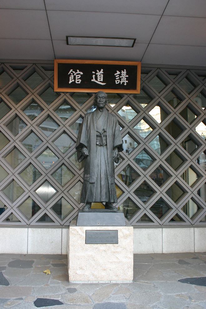 Памятник основателю школы