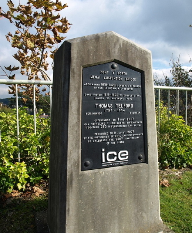 Памятный знак в честь инженера Томаса Телфорда. Установлен перед мостом