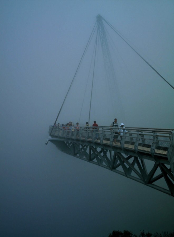 Подвесной мост в облаках