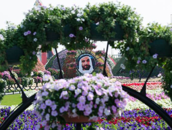 Портрет шейха в парке цветов