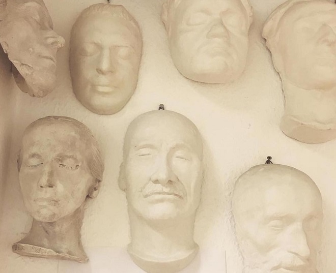 Посмертные маски в музее одной улицы
