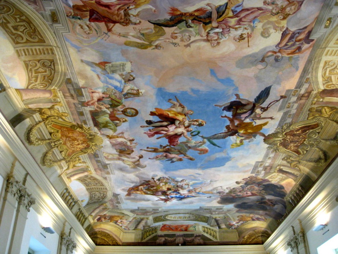 Потолок в одном из залов дворца