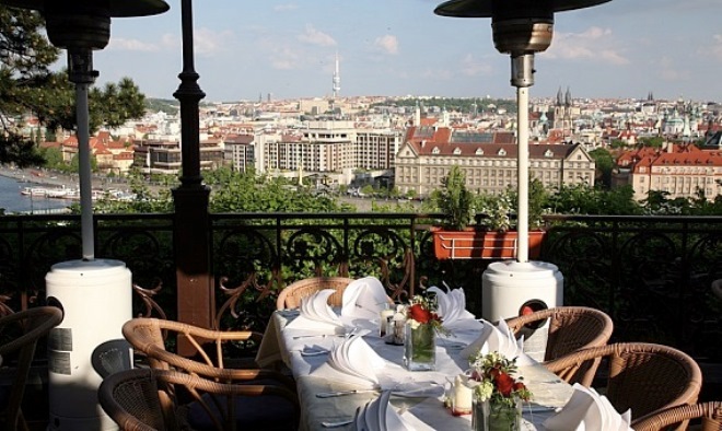 Прекрасный вид на Прагу с террасы