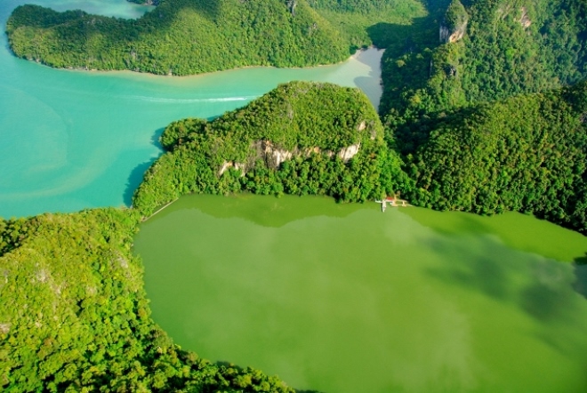 Пресное озеро на острове Dayang