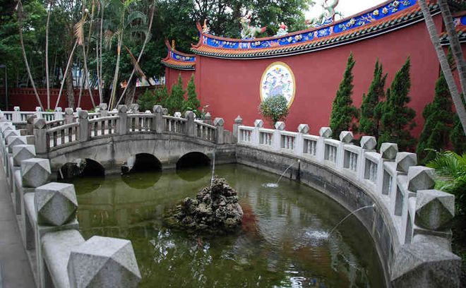 Пруд с мостом у храма Конфуция