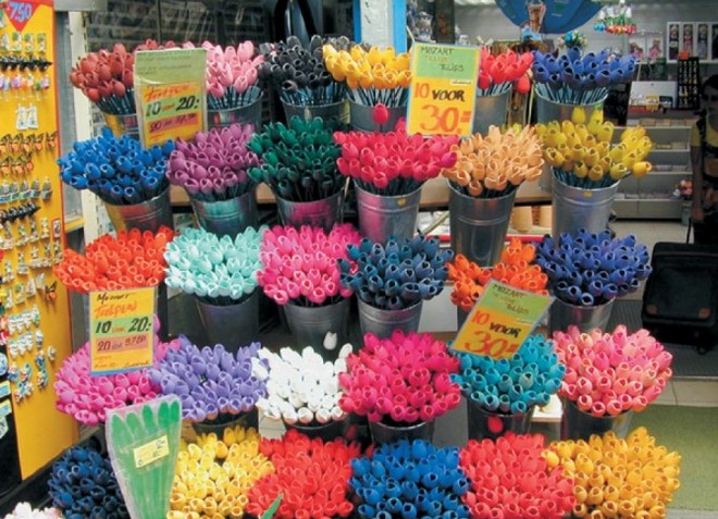 Разноцветные тюльпаны на рынке