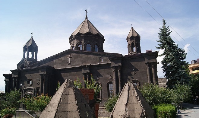 Разрушенные купола церкви