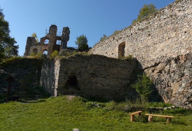 Разрушенный замок Дивчи-Камен