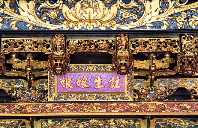 Резные украшения и детали в храме