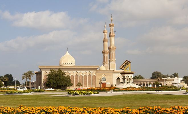 Розовая мечеть, рядом с которой установлен памятник Корану