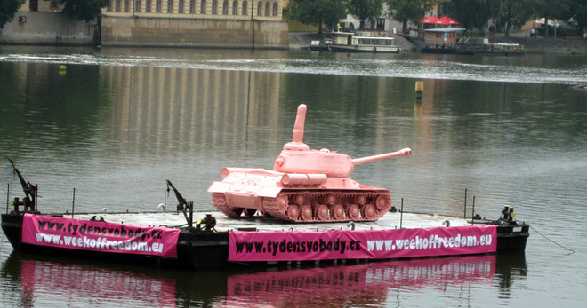 Розовый танк