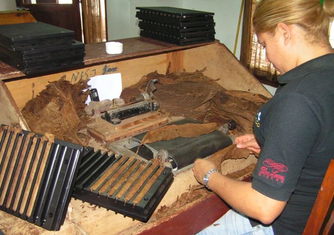 Ручное скручивание сигар на фабрике в Доминикане