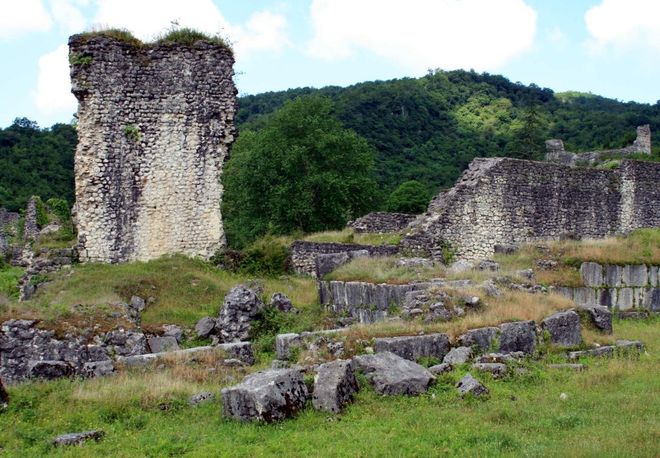 Руины древних сооружений, Нокалакеви