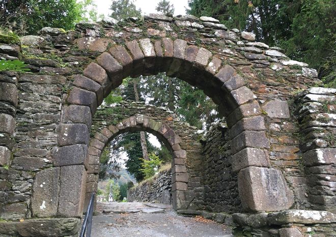 Руины ворот The Gateway в монастыре Глендалох