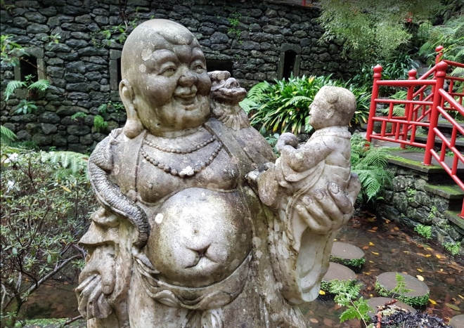 Сад украшают статуи Будды