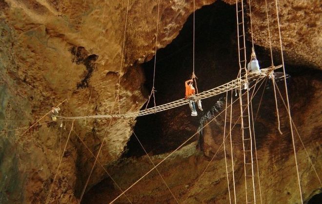Сбор гнезд саланган в пещерах Гомантонг