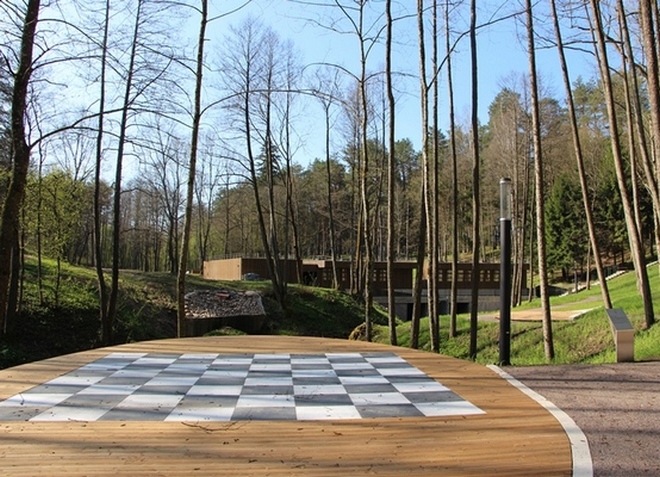 Шахматная площадка в парке