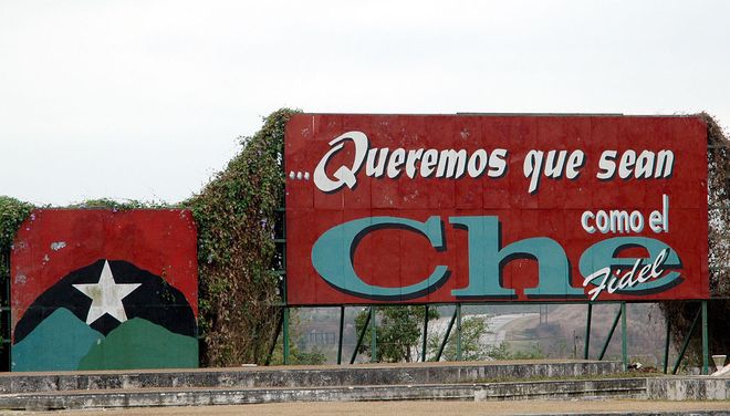 Щит с девизом Че Гевары, установленный напротив мавзолея