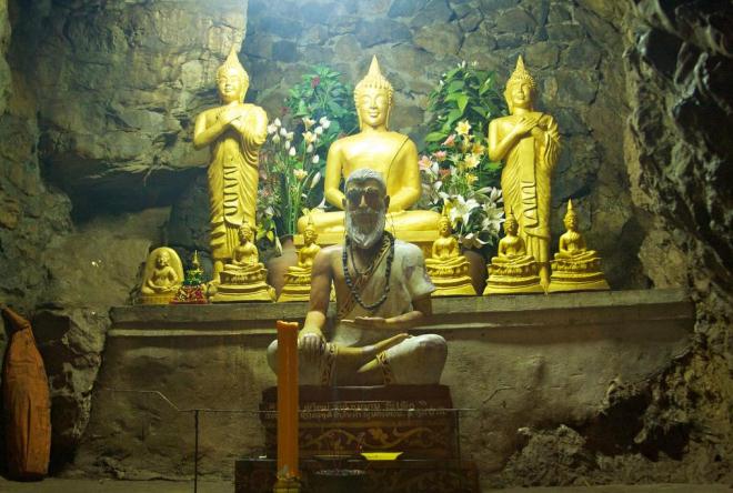 Скульптура Будды в храме Тат Чомси