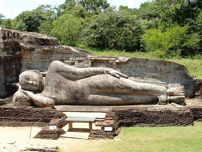 Скульптура лежачего Будды