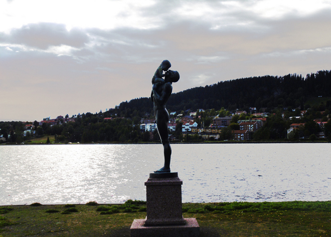 Скульптура на берегу озера