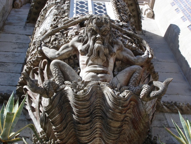 Скульптура над входом во дворец
