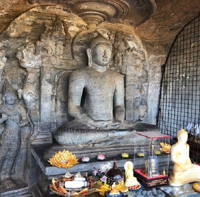 Скульптура сидящего Будды