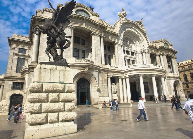 Скульптура у входа во дворец выполнена в потрясающем стиле