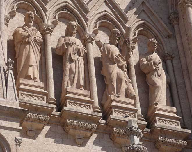 Скульптуры апостолов