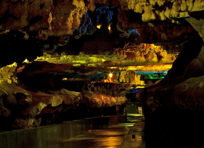 Сталагмитовые отложения в пещере