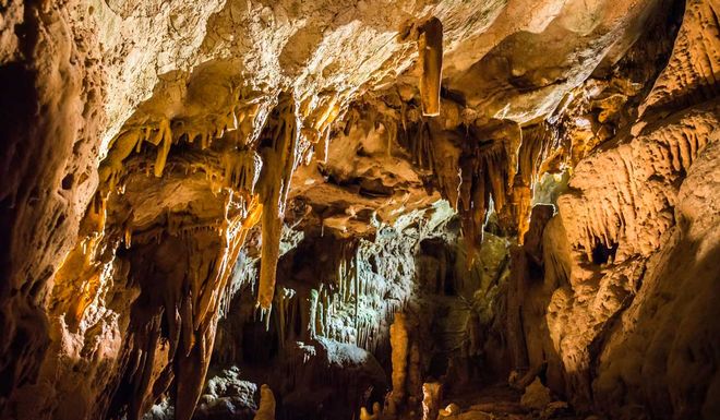 Сталактиты и сталагмиты в Ресавской пещере