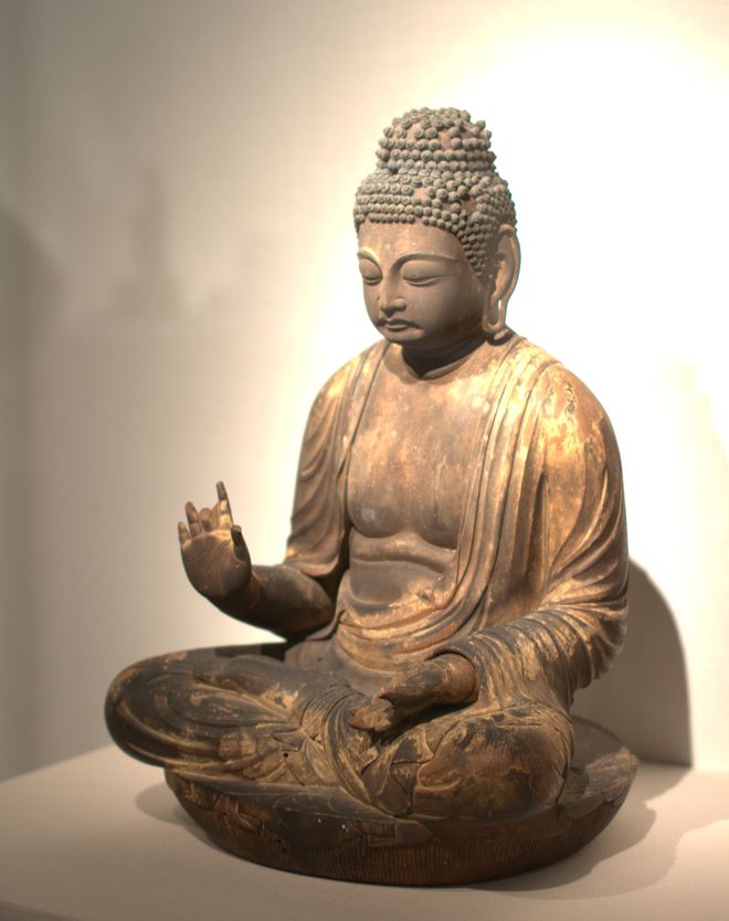 Старинная скульптура Будды в национальном музее Нары
