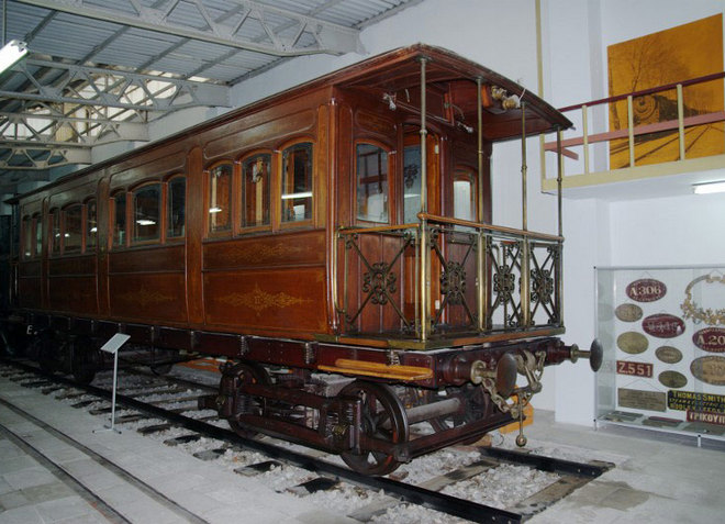 Старинные вагоны в музее