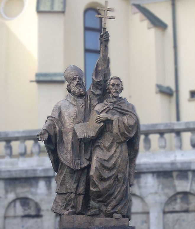 Статуи Кирилла и Мефодия перед собором Пресвятой Троицы, Жилина