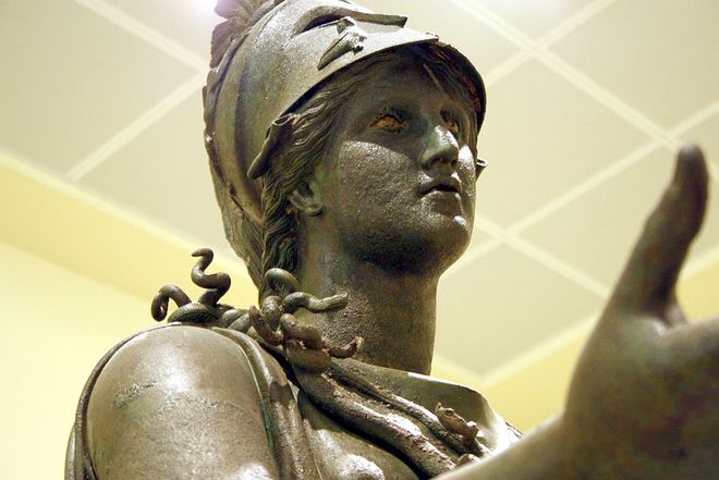 Статуя Афины в Археологическом музее Пирея