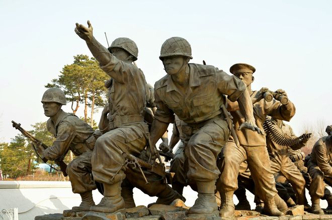 Статуя братьев, расположенная перед военным мемориалом Республики Корея