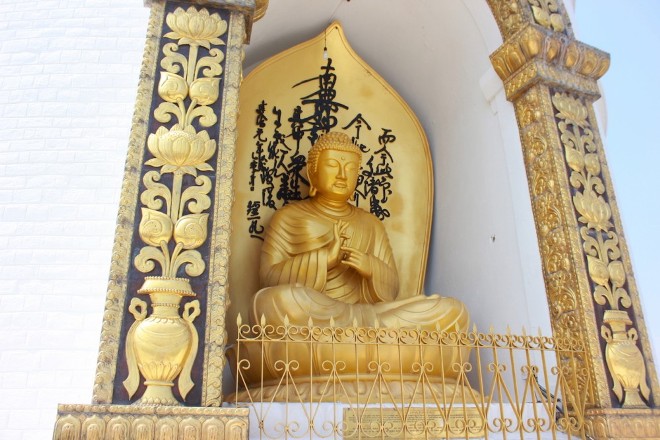 Статуя Будды на ступе