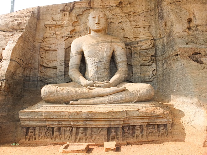 Статуя Будды, сидящего в асане дхьяне