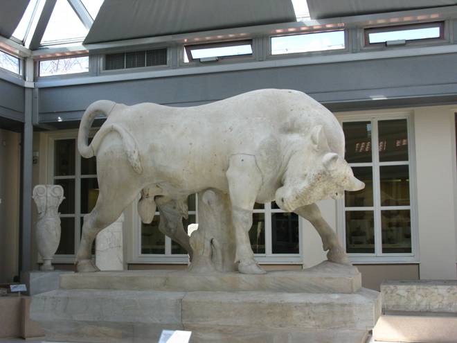 Статуя быка во внутреннем дворике