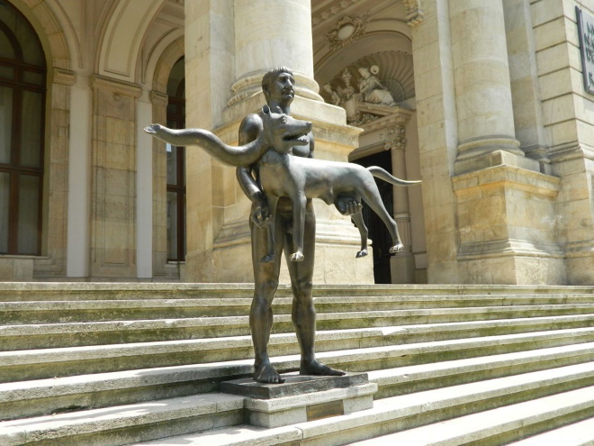 Статуя перед входом
