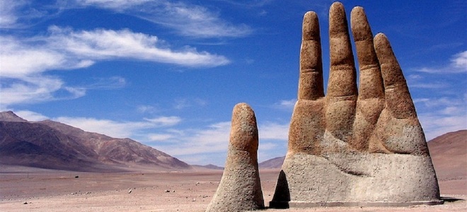 Статуя руки в пустыне Аtacama