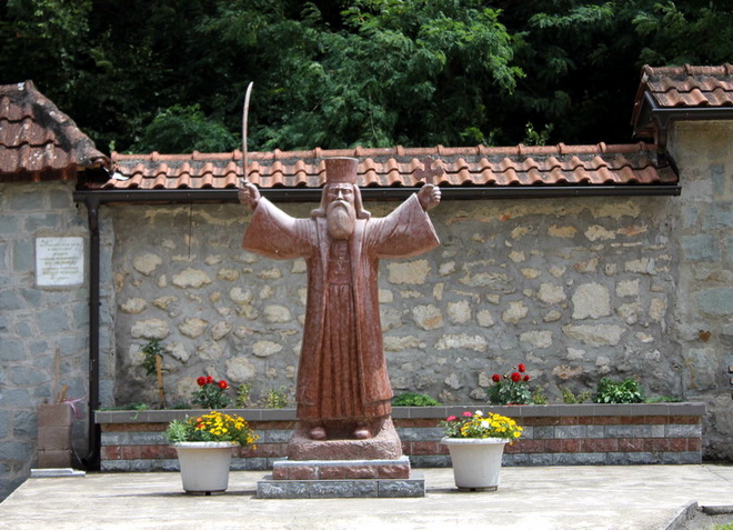 Статуя во дворе монастыря